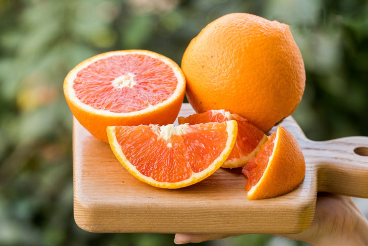 Một quả cam sẽ chứa 65mg canxi