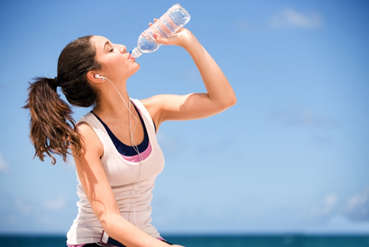 Uống đủ nước mỗi ngày để hỗ trợ cho quá trình dung nạp chất xơ