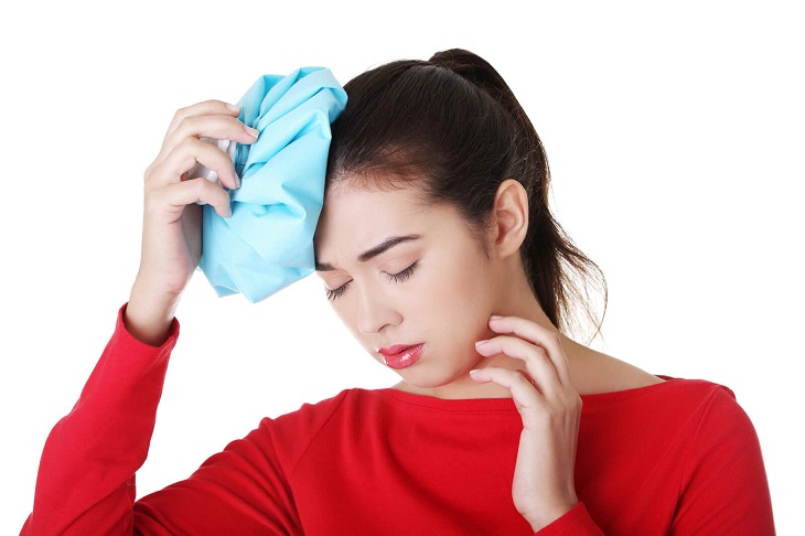 Chườm nóng hoặc lạnh lên đầu sẽ giúp giảm đau đầu hiệu quả