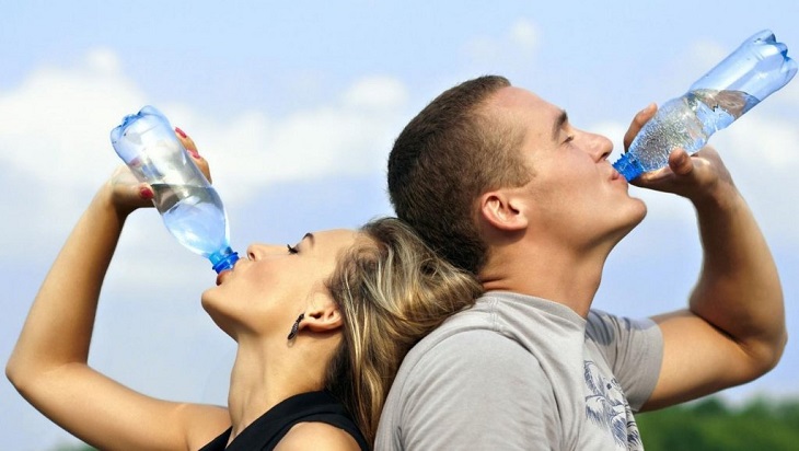 Uống đủ nước cũng là cách chữa đau đỉnh đầu tại nhà