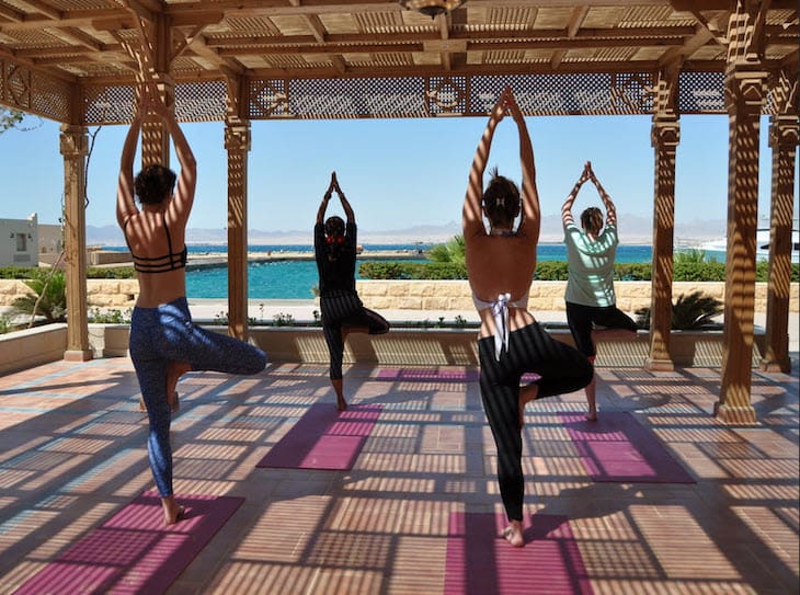 Bài tập yoga cái cây chữa gù lưng tại nhà, tăng sức mạnh cho cột sống