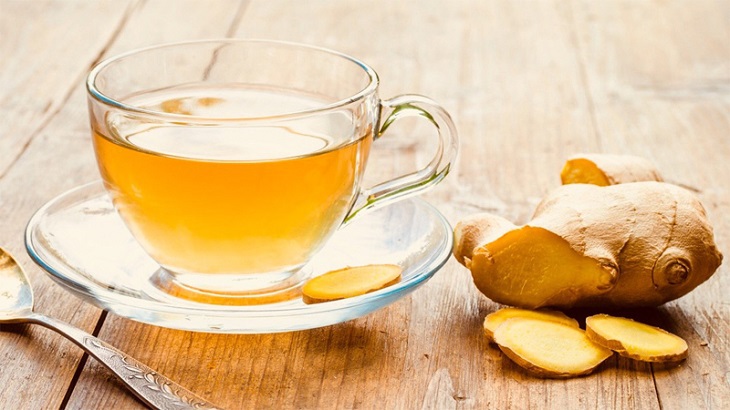 Uống trà gừng ấm có thể giúp giảm cơn say