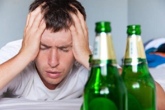 Các cách chữa khó thở khi uống bia có tác dụng pha loãng nồng độ cồn trong cơ thể. Từ đó, đẩy lùi các triệu chứng khó chịu, mệt mỏi.