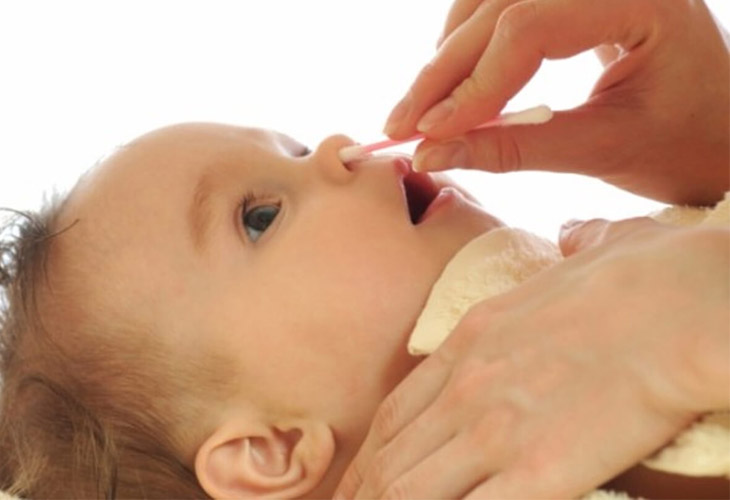 Lấy gỉ mũi để làm giảm nghẹt mũi đang là phương pháp được nhiều bố mẹ áp dụng