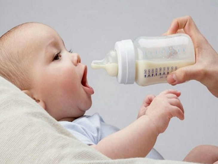 Hãy bổ sung thêm sữa cho bé để hạn chế tình trạng táo bón