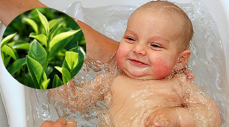 Tắm bằng dược liệu là phương pháp giảm táo bón hiệu quả cho bé