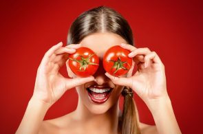 Chọn cà chua tươi và không chất bảo quản để dưỡng da