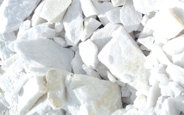 Calci carbonat là hợp chất kiềm được tìm thấy trong đá, đá vôi