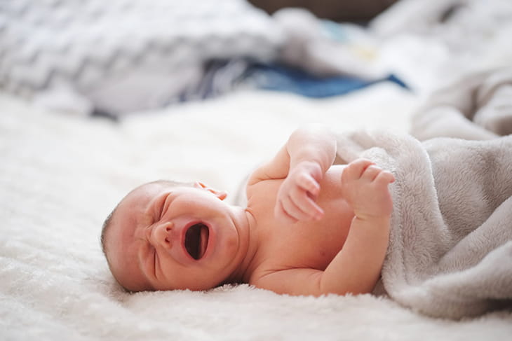 Có nhiều nguyên nhân khiến trẻ sơ sinh giật mình khi ngủ