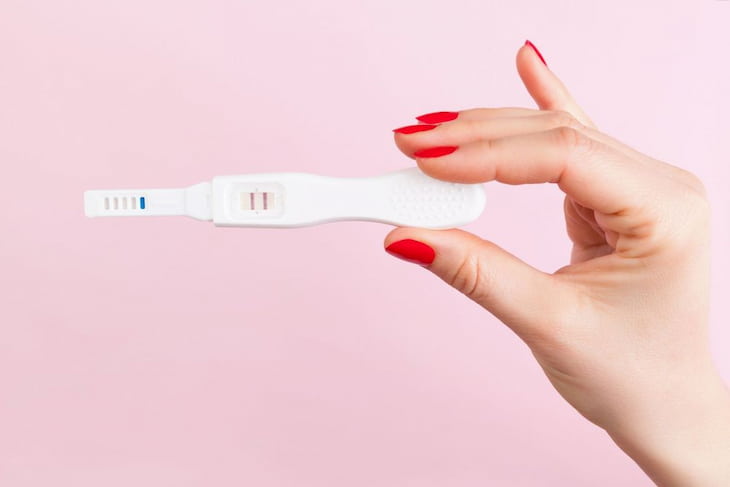 Que thử là biện pháp kiểm tra dấu hiệu mang thai phổ biến