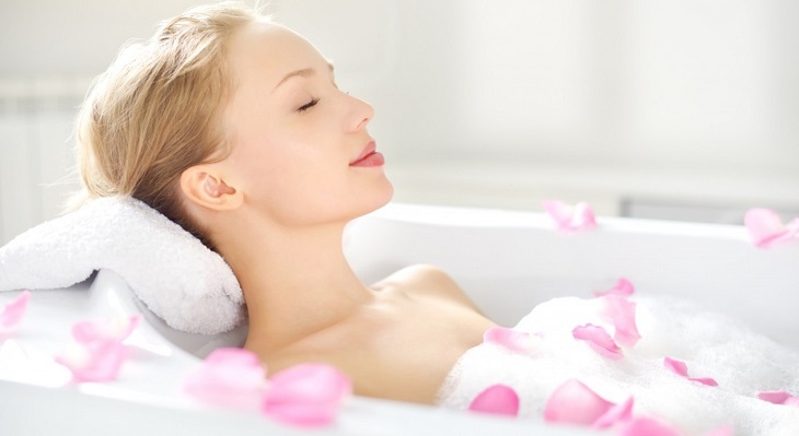 Tắm nước ấm với dầu muối tắm giúp giảm đau bụng kinh hiệu quả
