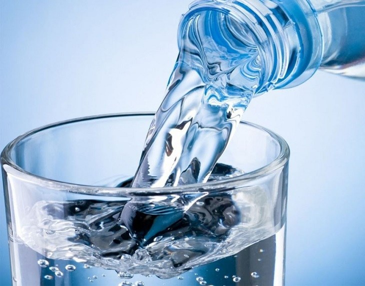Uống nhiều nước cũng là cách giúp hạn chế cơn buồn ngủ