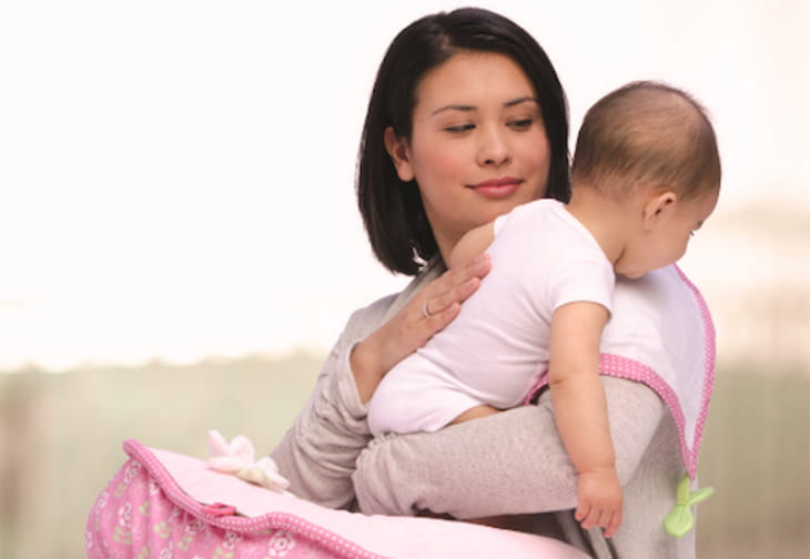 Mẹ không nên cho bé nằm ngay mà nên vuốt nhẹ lưng bé trong khi bế