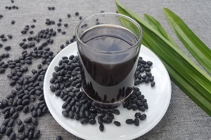 Nước đậu đen có thể chế biến theo nhiều cách để uống cho đen tóc