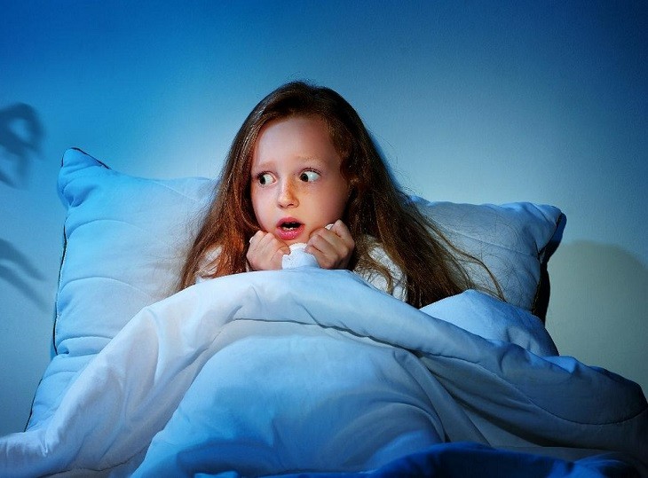 Một giấc ngủ kinh hoàng hoặc ác mộng có thể khiến bé giật mình tỉnh dậy và khóc thét lên