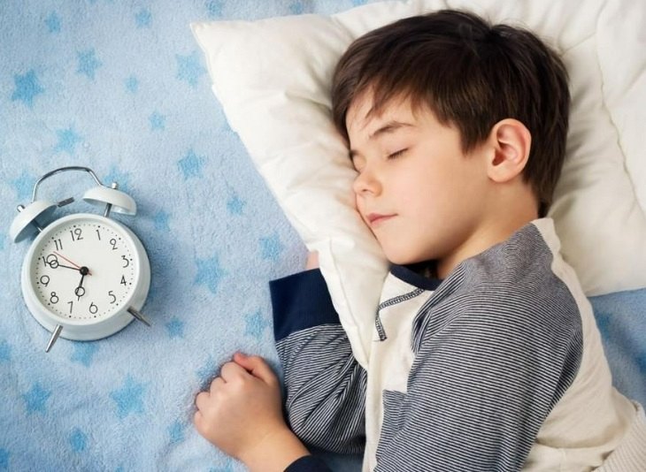 Ngủ không đúng giờ sinh học cũng là nguyên nhân khiến bé đang ngủ tự nhiên khóc thét lên