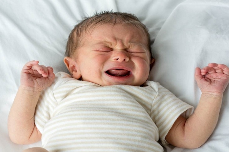 Hiện tượng bé khóc thét lên khi đang ngủ có thể là vấn đề sinh lý, hoặc bệnh lý 