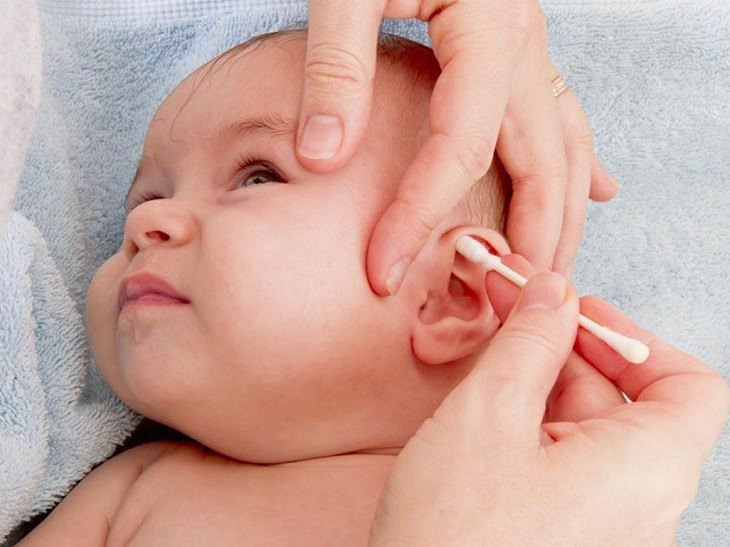 Bé bị nhiễm trùng tai khiến bé khó chịu