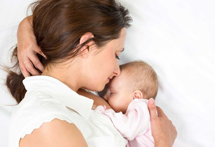 Ngoài những lợi ích trực tiếp cho bé, việc bú đêm còn kích thích quá trình tạo sữa ở mẹ