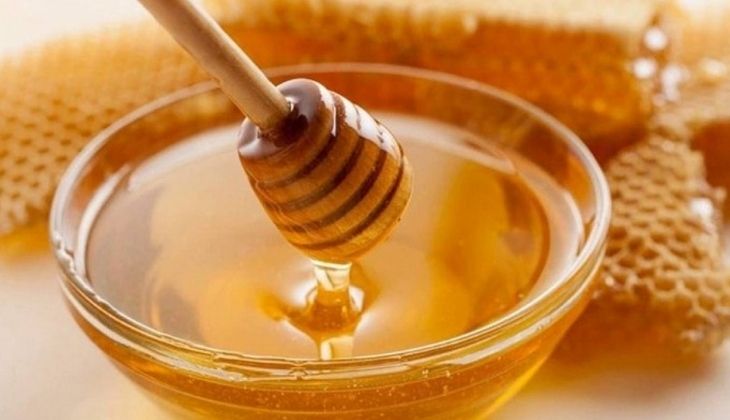 Nên kiên trì đắp mật ong lên vị trí sưng thường xuyên để bệnh được cải thiện