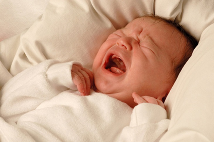 Trẻ sơ sinh rất khó ngủ và rất dễ gắt ngủ