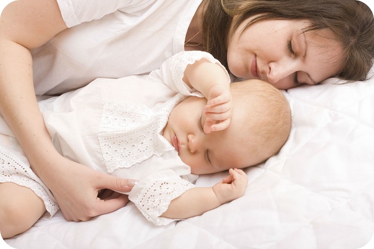 Cha mẹ cũng nên tìm hiểu nguyên nhân khiến trẻ khó ngủ và hay quấy khóc vào ban đêm để sớm khắc phục