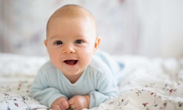 Theo các chuyên gia, trẻ sau sinh 2 - 3 tuần là ba mẹ có thể tập cho bé nằm sấp