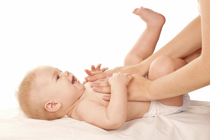 Massage bụng nhẹ nhàng khi trẻ bị khó ngủ