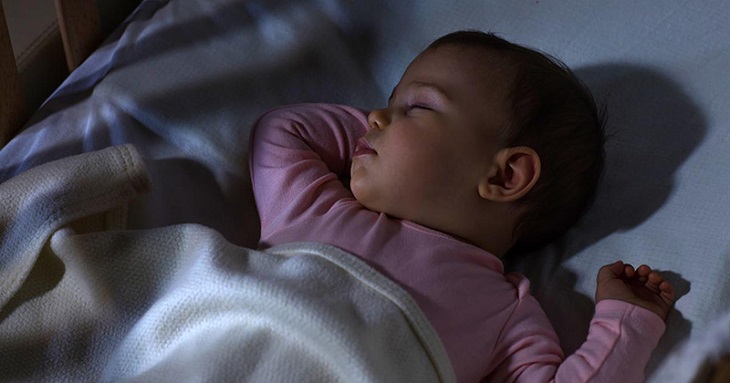 Đảm bảo không gian ngủ yên tĩnh cho trẻ, tránh ánh sáng quá mạnh