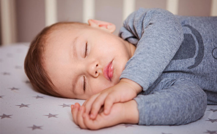 Tất cả các bé nhỏ, đặc biệt là trẻ sơ sinh thích được ngủ trong môi trường mềm mại, êm ái