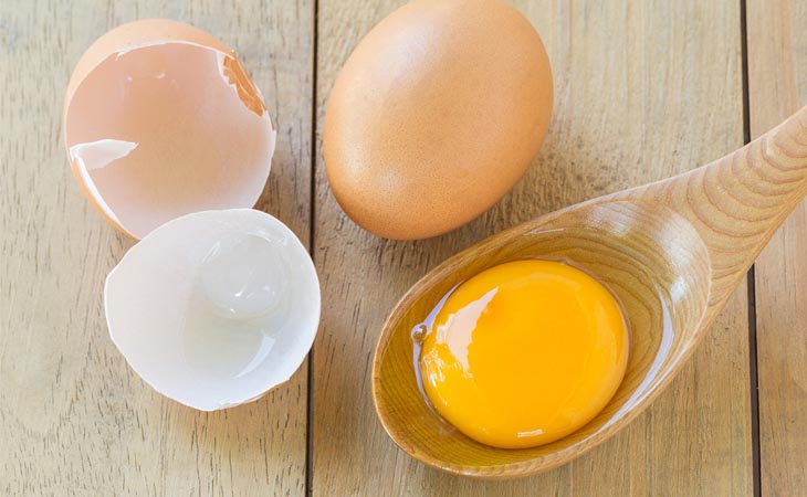 Sử dụng lòng trắng trứng gà là một trong những cách chữa vặn mình ở trẻ sơ sinh