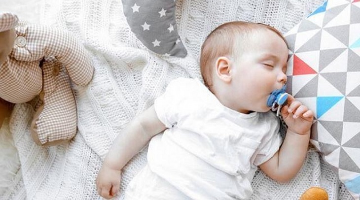 Cho trẻ ngậm ti giả giúp các bé ngủ ngon hơn