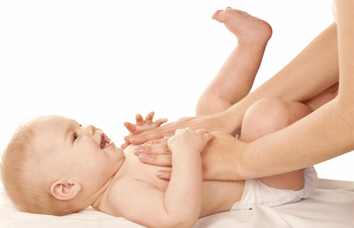 Nếu bé được massage thường xuyên sẽ giảm việc quấy khóc và ngủ ngon hơn
