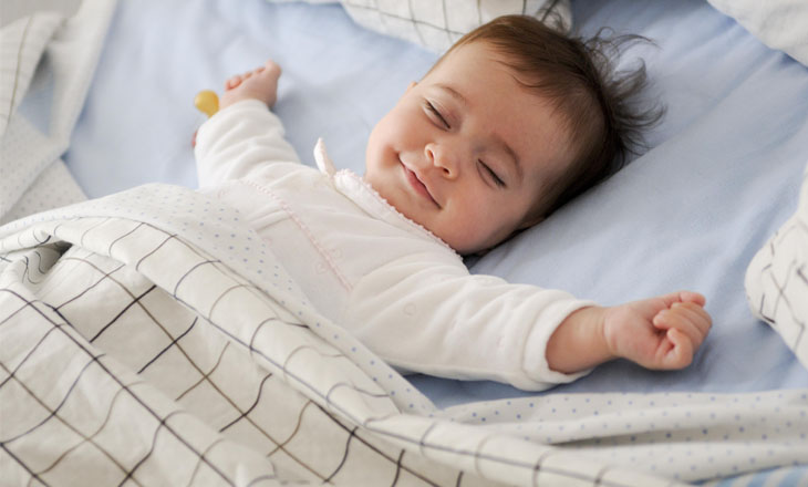 Bố mẹ nên tập cho bé sơ sinh tự ngủ trong giai đoạn 4 - 6 tháng tuổi