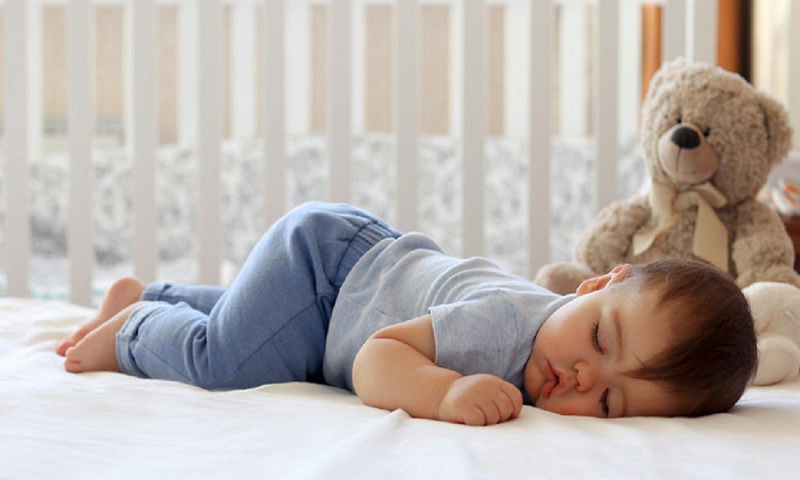 Trẻ nhỏ thường có thói quen ngủ lăn lộn và khó nằm im một chỗ