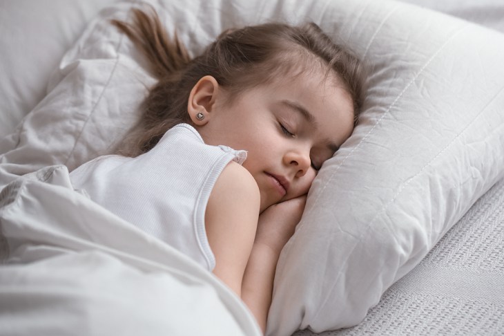 Cách hạn chế trẻ 2 tuổi ngủ đêm hay lăn lộn đó là cho trẻ ngủ ở tư thế thoải mái