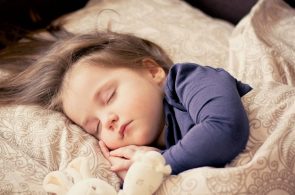 Trẻ 2 Tuổi Ngủ Đêm Hay Lăn Lộn Nguyên Nhân Do Đâu? Xử Lý Thế Nào?