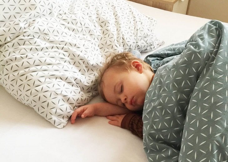Khi thấy trẻ có dấu hiệu buồn ngủ bạn nên cho trẻ đi ngủ ngay lập tức
