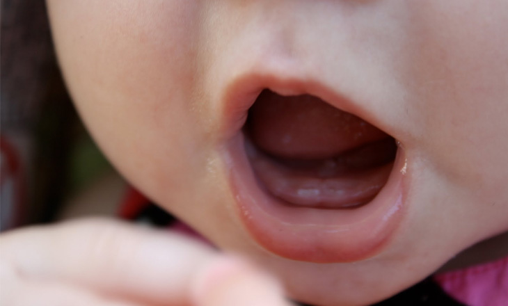 Trẻ sơ sinh bú xong không chịu ngủ do mọc răng