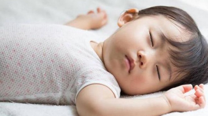 Hãy duy trì thói quen đi ngủ đúng giờ và ngủ đủ giấc sẽ giúp trẻ hạn chế khóc mơ trong lúc ngủ