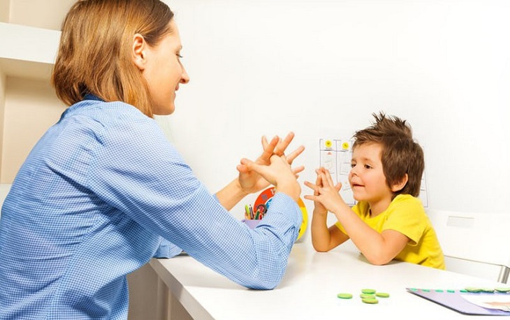 Cần kiên trì trong cách chăm sóc và dạy trẻ bị tự kỷ