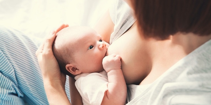Sữa mẹ có khả năng ru ngủ trẻ nên các bé thường vừa bú vừa ngủ