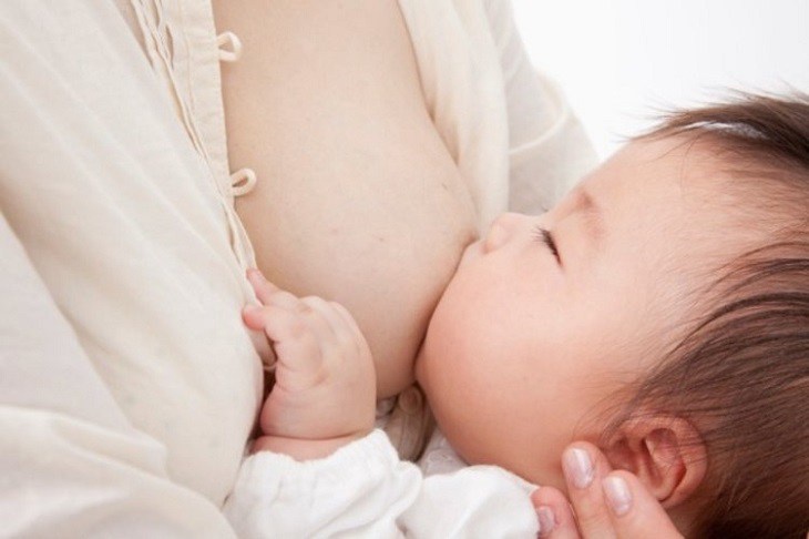 Bé vừa bú vừa ngủ là thói quen không tốt của trẻ sơ sinh