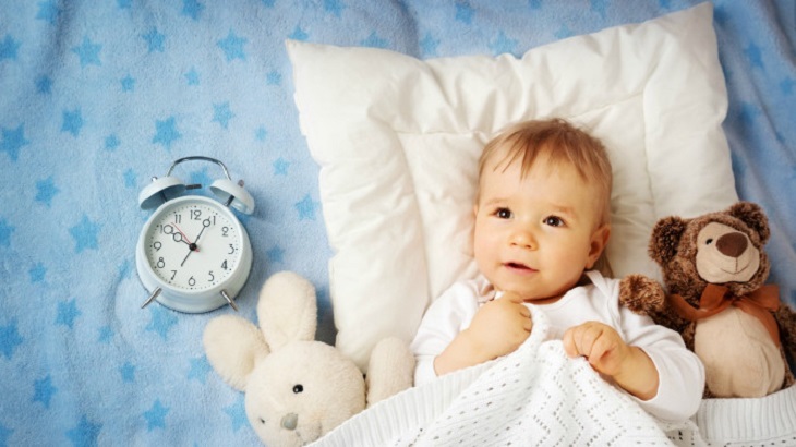 Cách tập cho bé ngủ giường được nhiều chuyên gia khuyến khích thực hiện