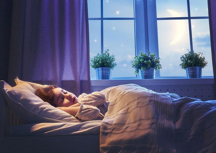 Cha mẹ cần để phòng ngủ tối, hạn chế “ánh sáng xanh” từ thiết bị điện tử