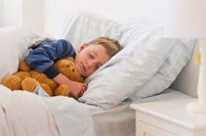 10 Cách Tập Cho Bé Ngủ Giường Mà Mẹ Nên Biết Để Con Thích Nghi Tốt