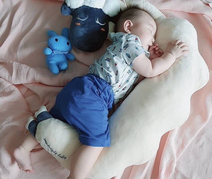 Việc kê cao chân có thể giúp bé dễ ngủ hơn