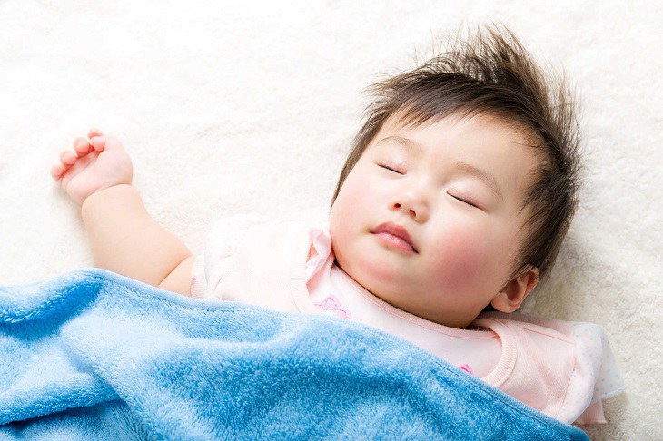 Cha mẹ nên cho bé ngủ vào lúc mặt trời lặn sẽ tốt cho sức khỏe của trẻ