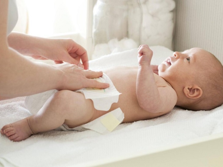 Có nên thay bỉm cho bé khi bé đang ngủ là câu hỏi được nhiều người quan tâm