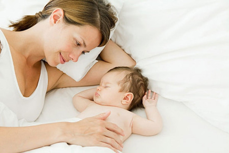 Trẻ sơ sinh ngủ 30 phút lại dậy là hiện tượng bình thường